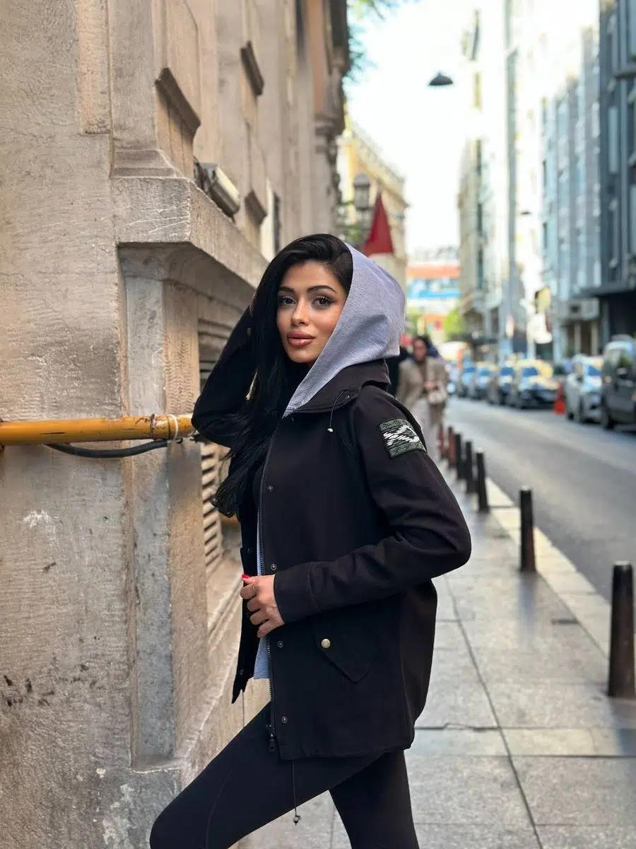 Kadın Kapüşonlu Penye Yelekli Cepli Arma Detaylı Gabardin Ceket