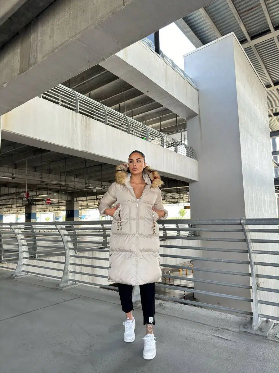 Kadın Kürk Detay Kapüşonlu Metal Çıtçıtlı Cepli İthal Kumaş Uzun Şişme Mont